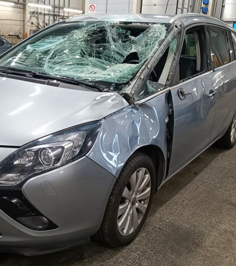 Bojāts priekšējais vējstikls, vējstikla maiņa, auto stiklu maiņa, vējstiklu maiņa