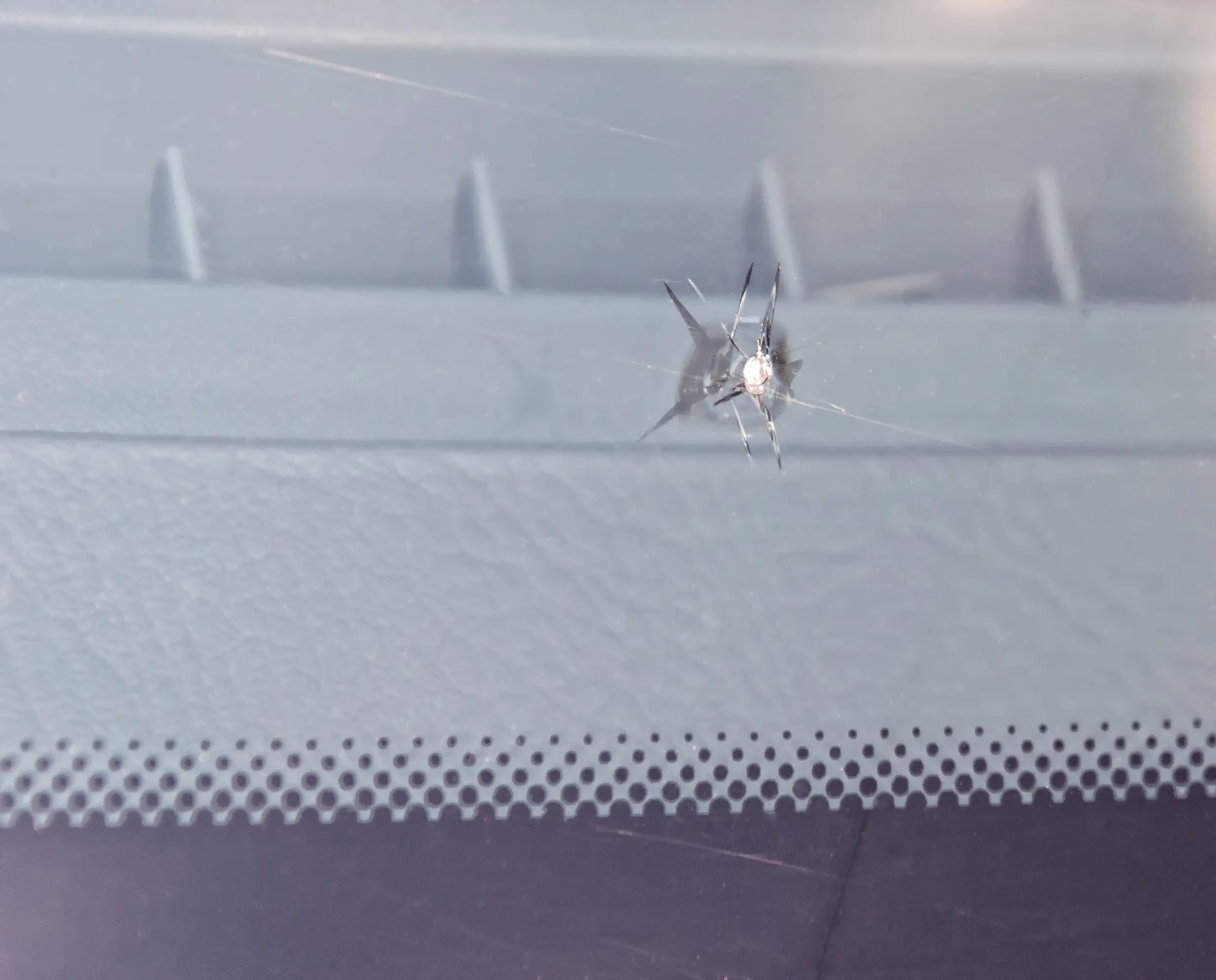 Auto stiklu maiņa, auto stiklu remonts, vējstikla kameras kalibrēšana, tonēšana auto stikliem, auto stiklu tirdzniecība, AUTO-GLASS.LV