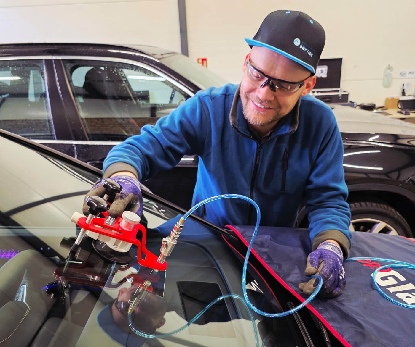 Auto stiklu maiņa, auto stiklu remonts, vējstikla kameras kalibrēšana, tonēšana auto stikliem, auto stiklu tirdzniecība, AUTO-GLASS.LV