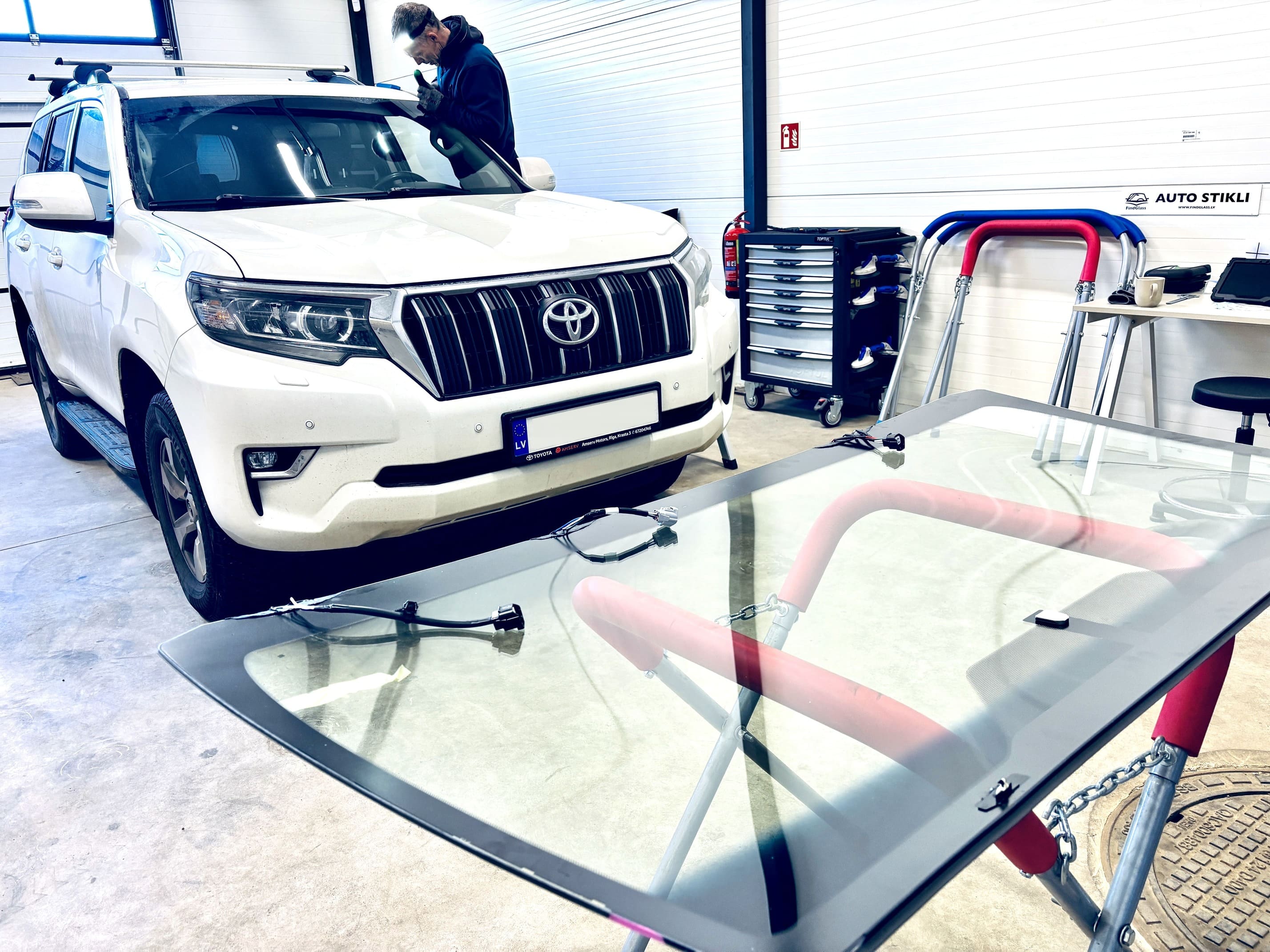 Auto stiklu maiņa, auto stiklu remonts, vējstikla kameras kalibrēšana, tonēšana auto stikliem, auto stiklu tirdzniecība, AUTO-GLASS.LV