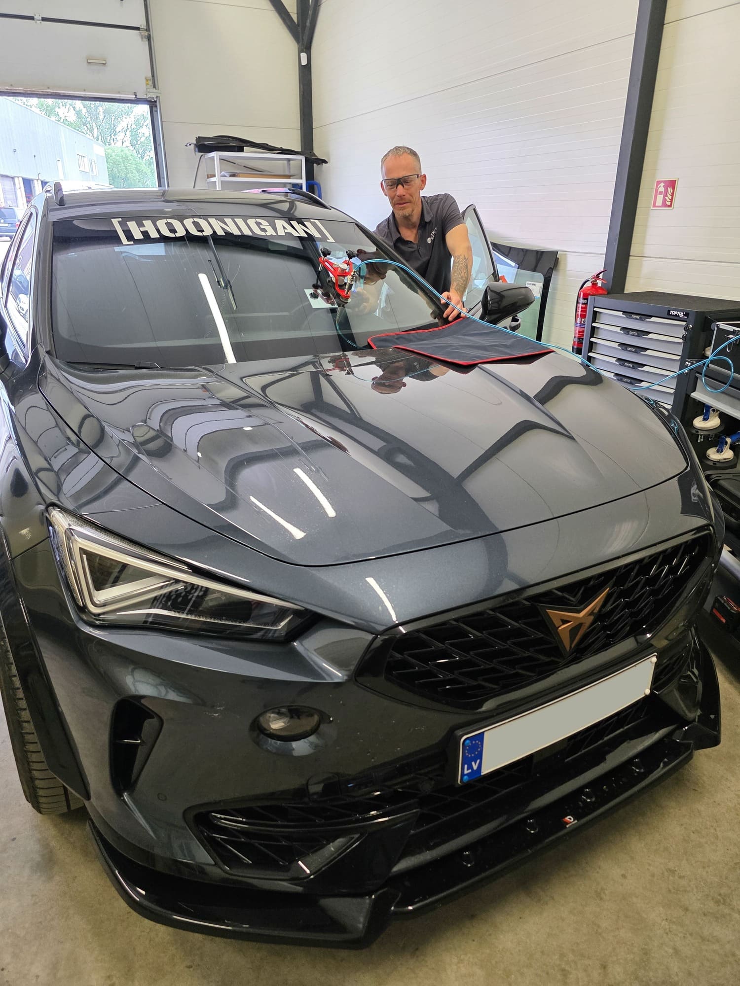 Auto stiklu maiņa, auto stiklu remonts, vējstikla kameras kalibrēšana, tonēšana auto stikliem, auto stiklu tirdzniecība, AUTO-GLASS.LV
