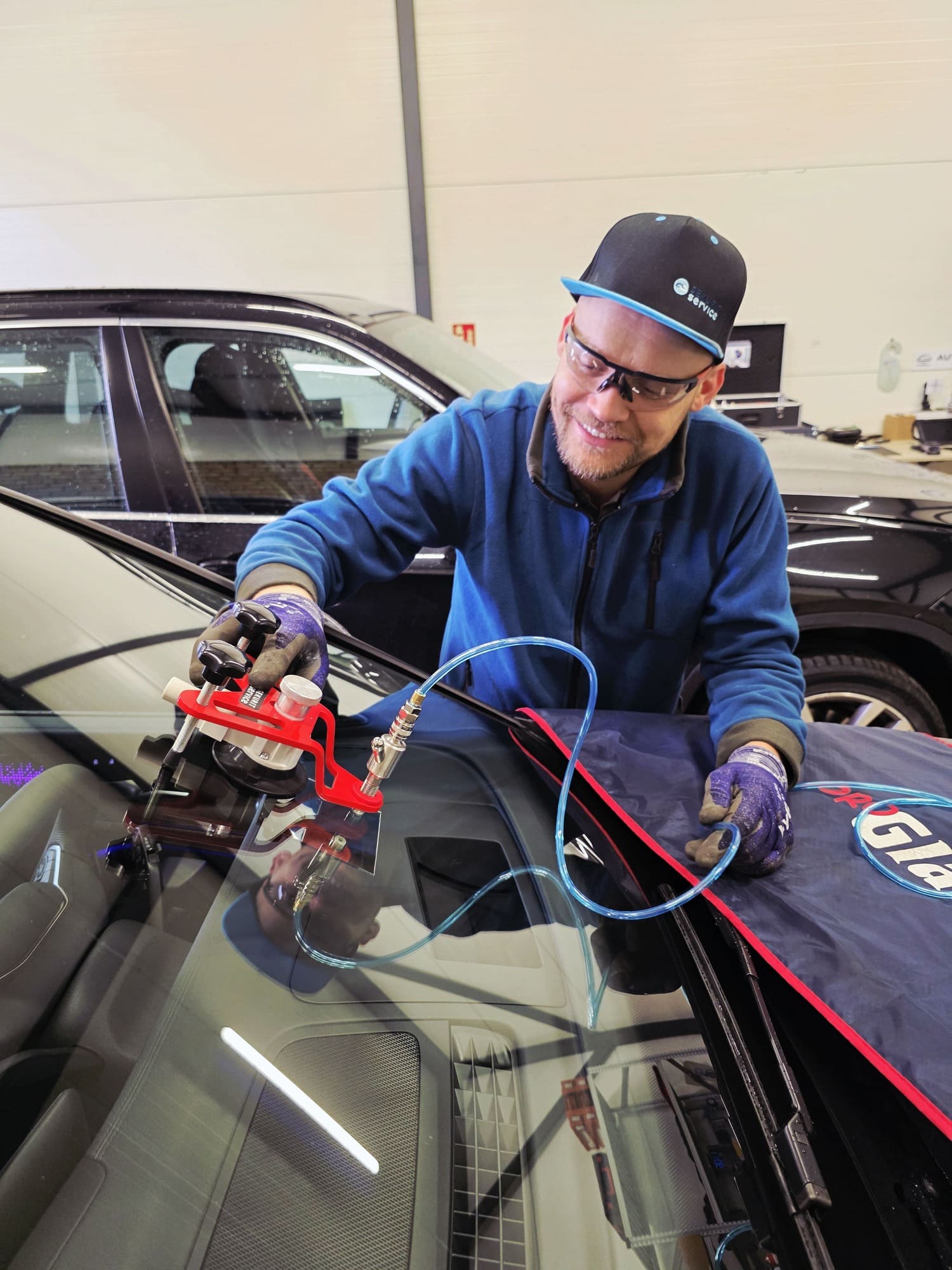 Auto stiklu maiņa, auto stiklu remonts, vējstikla kameras kalibrēšana, tonēšana auto stikliem, auto stiklu tirdzniecība, AUTO-GLASS.LV