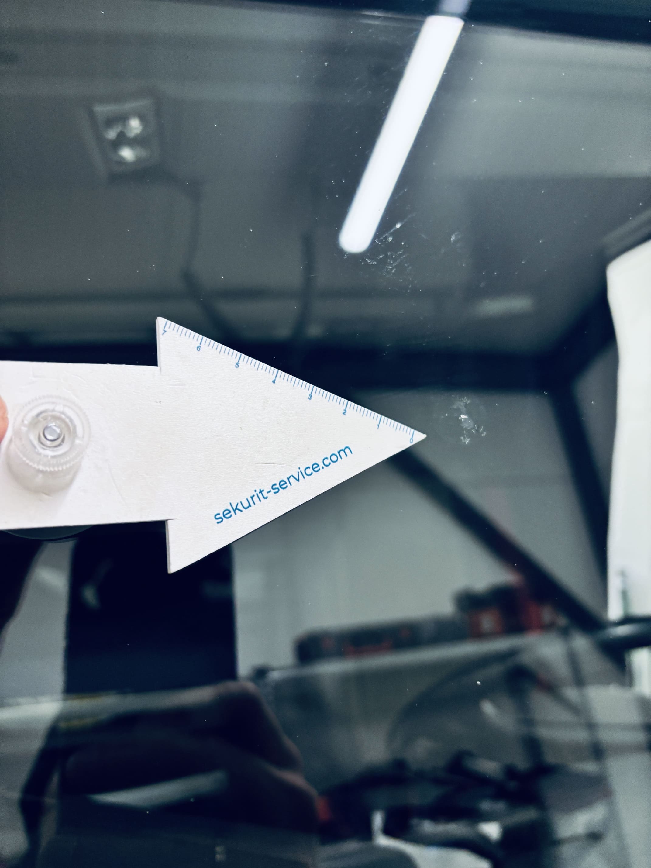 Auto stiklu maiņa, auto stiklu remonts, vējstikla kameras kalibrēšana, tonēšana auto stikliem, auto stiklu tirdzniecība, AUTO-GLASS.LV