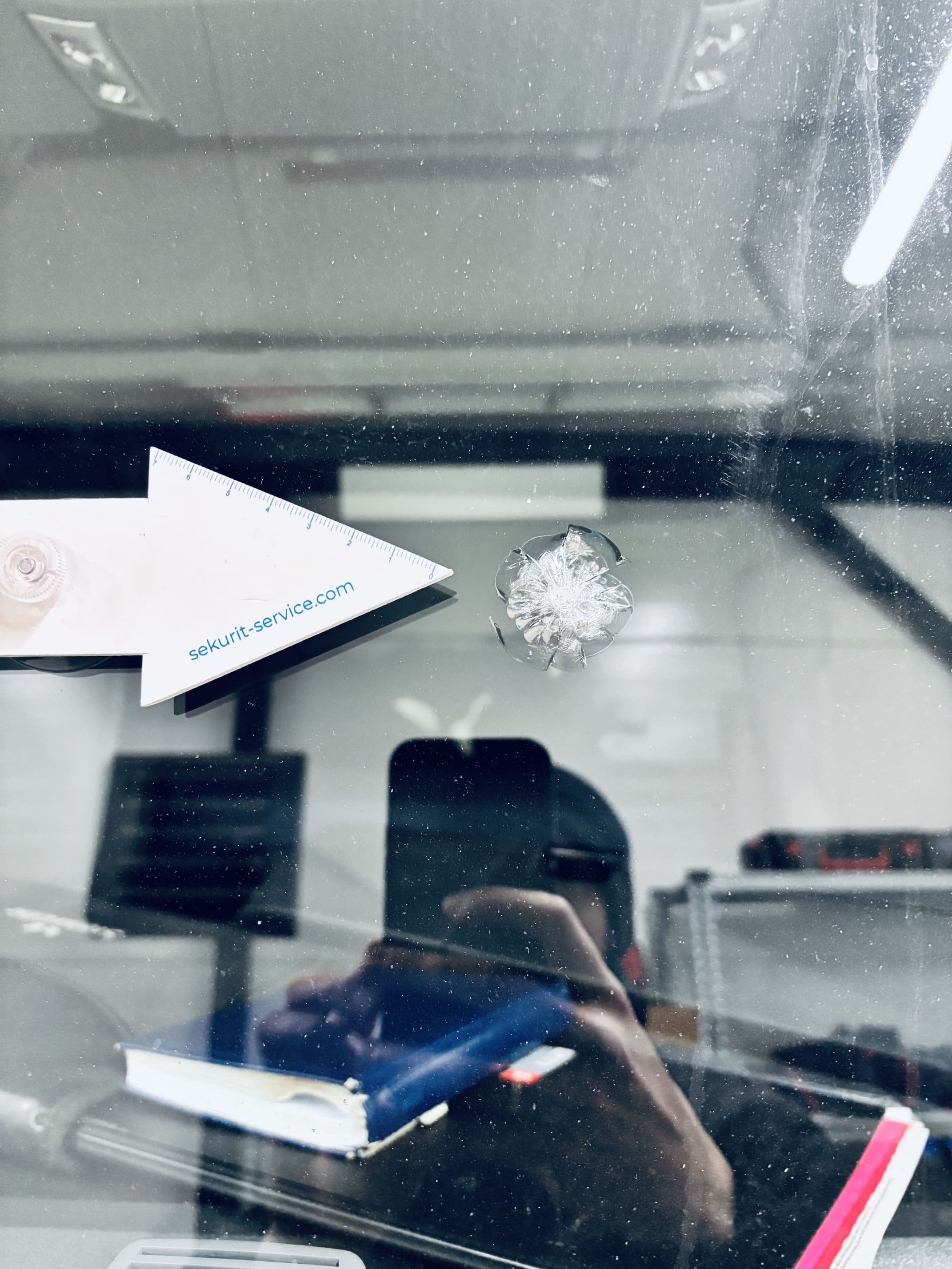 Auto stiklu maiņa, auto stiklu remonts, vējstikla kameras kalibrēšana, tonēšana auto stikliem, auto stiklu tirdzniecība, AUTO-GLASS.LV