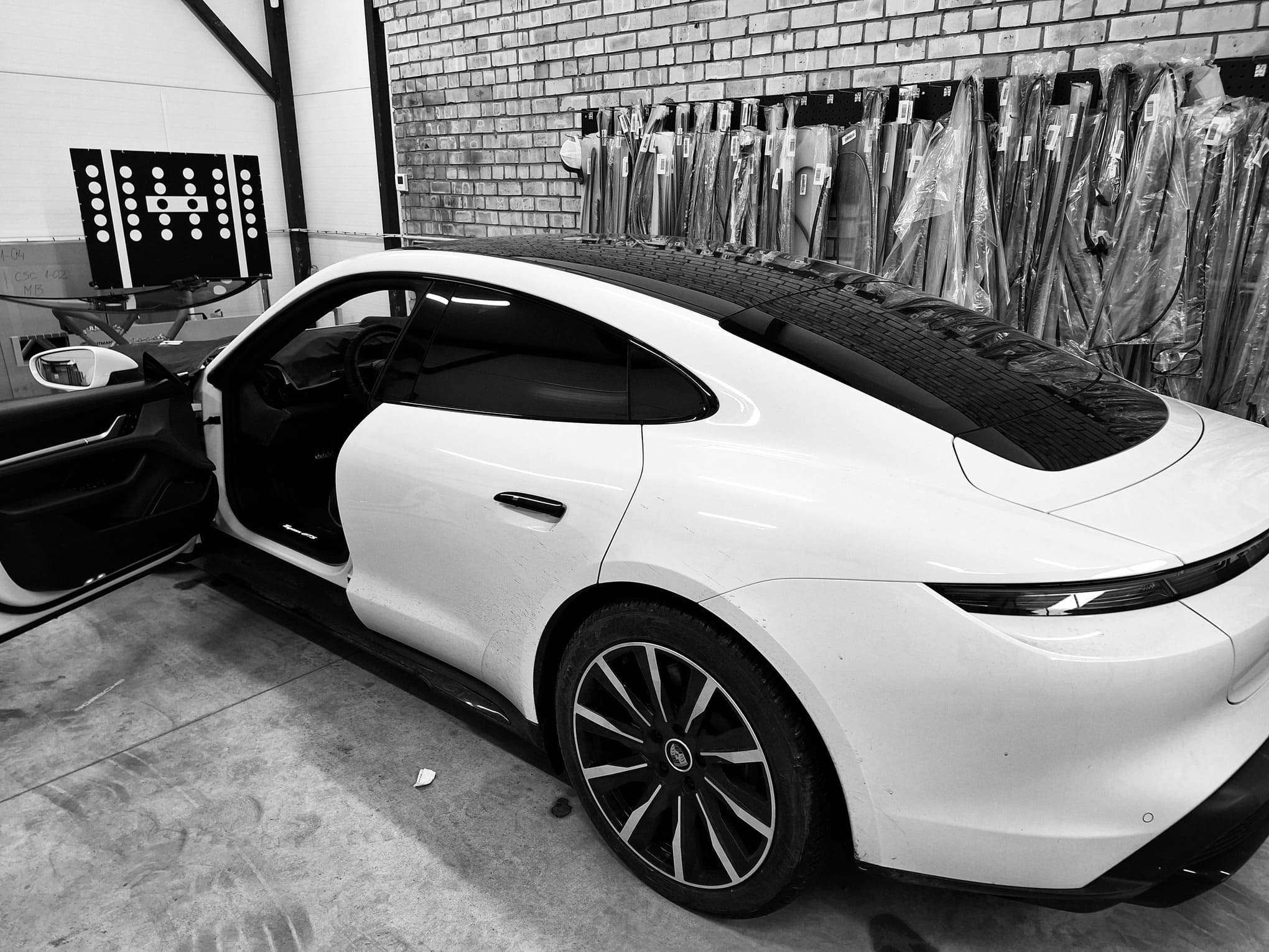 Auto stiklu maiņa, auto stiklu remonts, vējstikla kameras kalibrēšana, tonēšana auto stikliem, auto stiklu tirdzniecība, AUTO-GLASS.LV