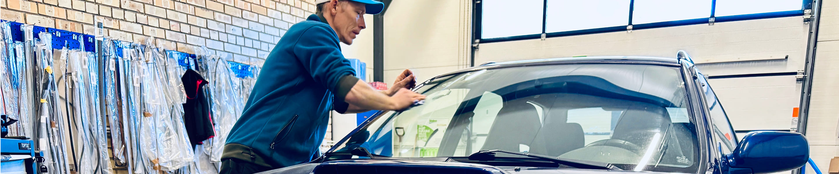 Auto stiklu maiņa, auto stiklu remonts, vējstikla kameras kalibrēšana, tonēšana auto stikliem, auto stiklu tirdzniecība, AUTO-GLASS.LV
