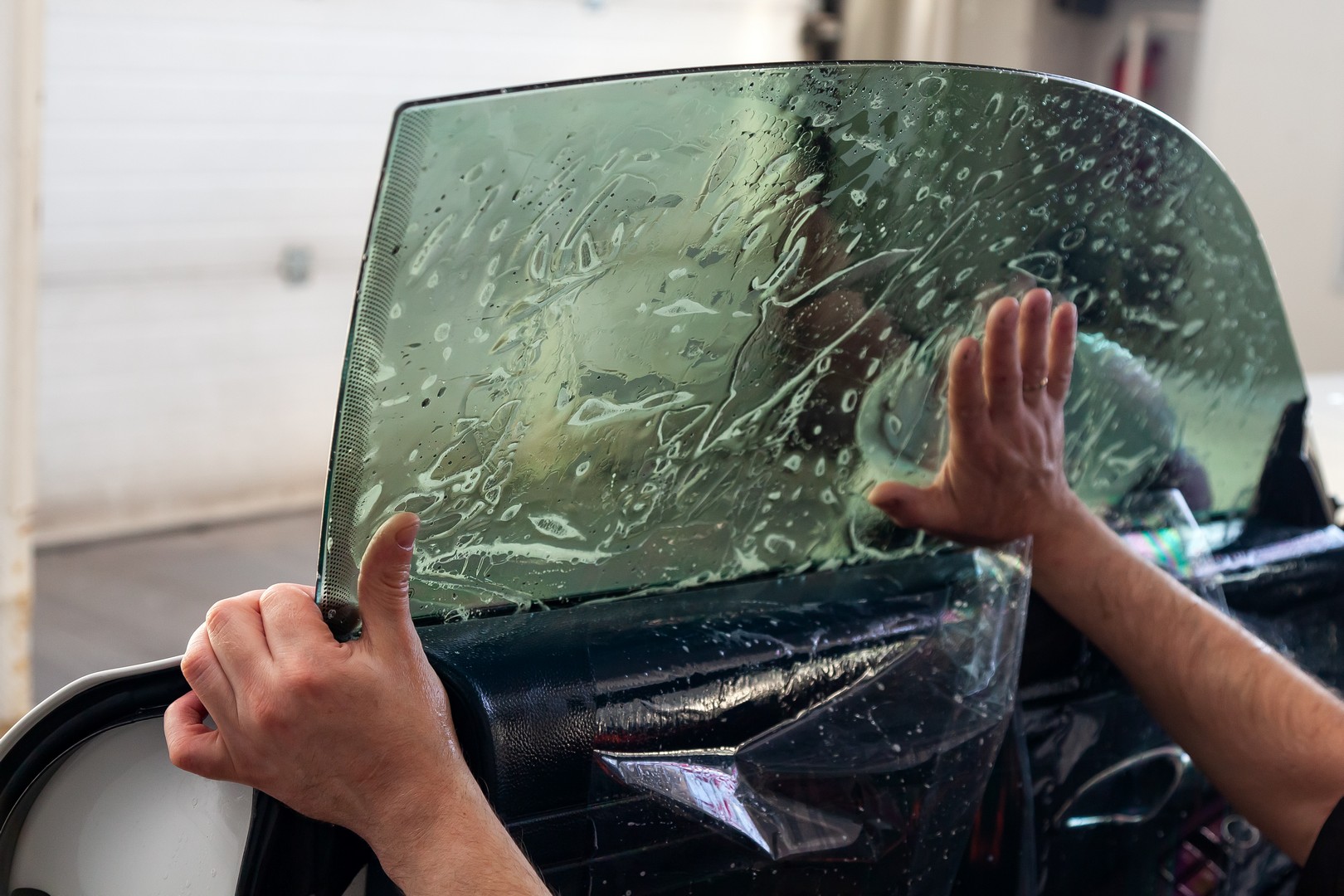 Auto stiklu maiņa, auto stiklu remonts, vējstikla kameras kalibrēšana, tonēšana auto stikliem, auto stiklu tirdzniecība, AUTO-GLASS.LV